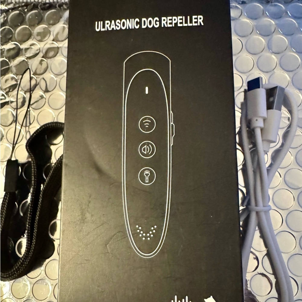 Ultrasonic dog repeller and trainer NWT in Box